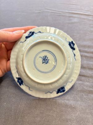 A large collection of 33 Chinese blue, white and Imari-style cups and 43 saucers, 17/19th C. — 照片 8