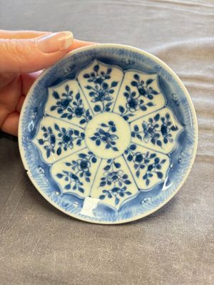 A large collection of 33 Chinese blue, white and Imari-style cups and 43 saucers, 17/19th C. — 照片 81