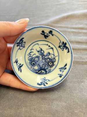 A large collection of 33 Chinese blue, white and Imari-style cups and 43 saucers, 17/19th C. — 照片 85