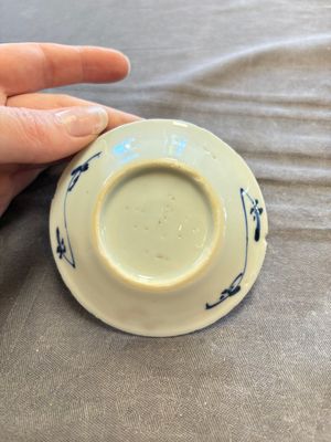 A large collection of 33 Chinese blue, white and Imari-style cups and 43 saucers, 17/19th C. — 照片 86