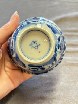 A large collection of 33 Chinese blue, white and Imari-style cups and 43 saucers, 17/19th C. — 照片 92