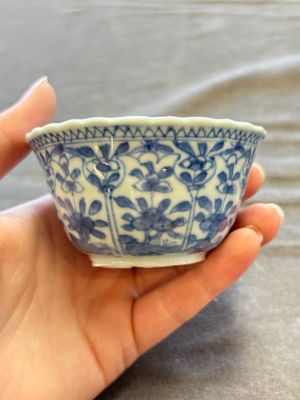 A large collection of 33 Chinese blue, white and Imari-style cups and 43 saucers, 17/19th C. — 照片 93