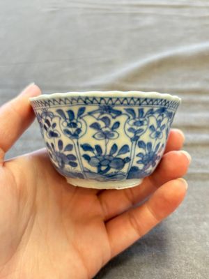 A large collection of 33 Chinese blue, white and Imari-style cups and 43 saucers, 17/19th C. — 照片 96