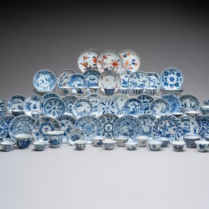A large collection of 33 Chinese blue, white and Imari-style cups and 43 saucers, 17/19th C. — 照片 1