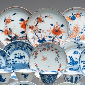 A large collection of 33 Chinese blue, white and Imari-style cups and 43 saucers, 17/19th C. — 照片 2