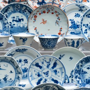 A large collection of 33 Chinese blue, white and Imari-style cups and 43 saucers, 17/19th C. — 照片 3