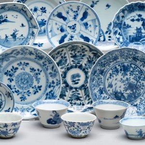 A large collection of 33 Chinese blue, white and Imari-style cups and 43 saucers, 17/19th C. — 照片 4