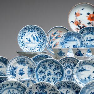 A large collection of 33 Chinese blue, white and Imari-style cups and 43 saucers, 17/19th C. — 照片 5
