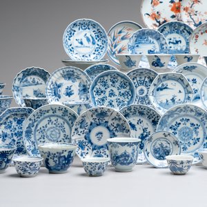 A large collection of 33 Chinese blue, white and Imari-style cups and 43 saucers, 17/19th C. — 照片 6