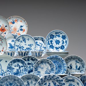 A large collection of 33 Chinese blue, white and Imari-style cups and 43 saucers, 17/19th C. — 照片 7