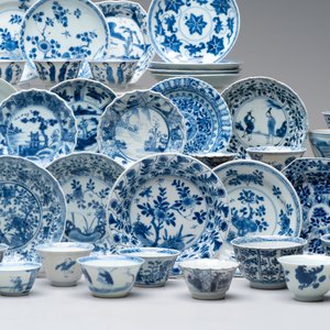 A large collection of 33 Chinese blue, white and Imari-style cups and 43 saucers, 17/19th C. — 照片 8
