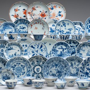 A large collection of 33 Chinese blue, white and Imari-style cups and 43 saucers, 17/19th C. — 照片 9