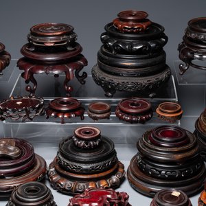 A large collection of 58 varied Chinese wooden stands, 19/20th C. — 照片 2