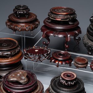 A large collection of 58 varied Chinese wooden stands, 19/20th C. — 照片 3