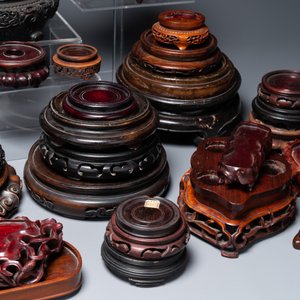 A large collection of 58 varied Chinese wooden stands, 19/20th C. — 照片 5