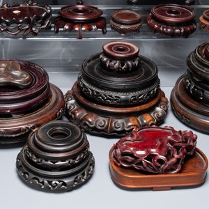 A large collection of 58 varied Chinese wooden stands, 19/20th C. — 照片 6