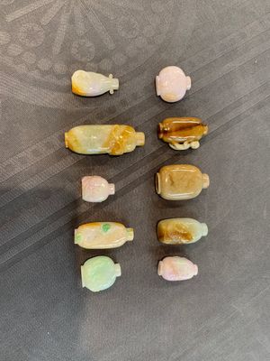 A large collection of 60 Chinese jadeite snuff bottles, 20th C. — photo 10