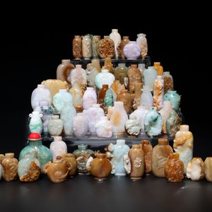 A large collection of 60 Chinese jadeite snuff bottles, 20th C. — photo 1