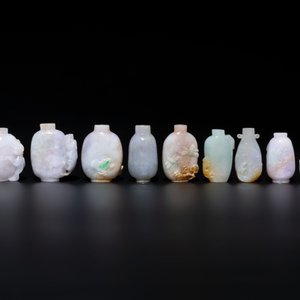 A large collection of 60 Chinese jadeite snuff bottles, 20th C. — photo 11