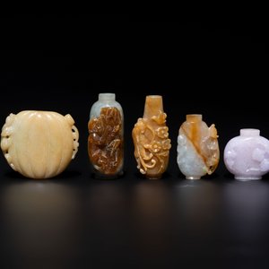 A large collection of 60 Chinese jadeite snuff bottles, 20th C. — photo 14