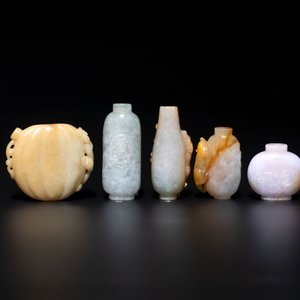 A large collection of 60 Chinese jadeite snuff bottles, 20th C. — photo 15
