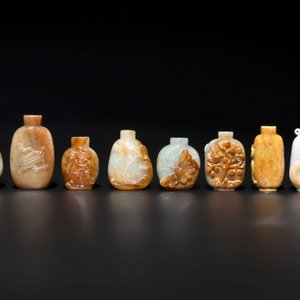A large collection of 60 Chinese jadeite snuff bottles, 20th C. — photo 6