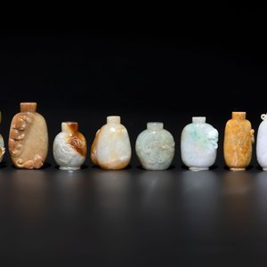 A large collection of 60 Chinese jadeite snuff bottles, 20th C. — photo 7