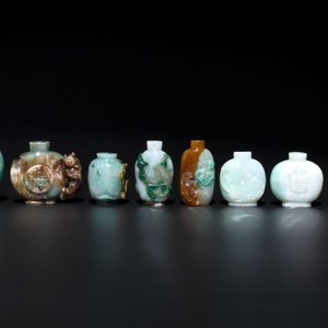A large collection of 60 Chinese jadeite snuff bottles, 20th C. — photo 8
