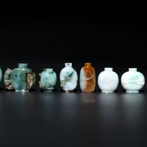 A large collection of 60 Chinese jadeite snuff bottles, 20th C. — photo 9