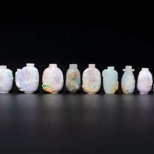 A large collection of 60 Chinese jadeite snuff bottles, 20th C. — photo 10