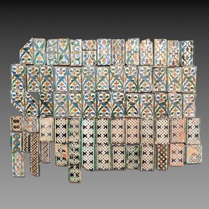 A large collection of 70 polychrome border tiles and fragments, Spain, 16th C. — foto 1