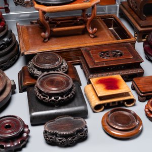 A large collection of 76 varied Chinese wooden stands and covers and 2 boxes, 19/20th C. — 照片 13