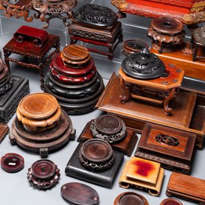 A large collection of 76 varied Chinese wooden stands and covers and 2 boxes, 19/20th C. — 照片 5