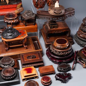 A large collection of 76 varied Chinese wooden stands and covers and 2 boxes, 19/20th C. — 照片 7