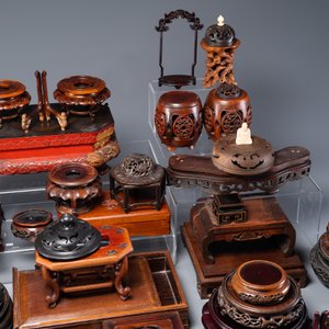 A large collection of 76 varied Chinese wooden stands and covers and 2 boxes, 19/20th C. — 照片 8