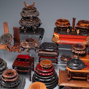 A large collection of 76 varied Chinese wooden stands and covers and 2 boxes, 19/20th C. — 照片 9