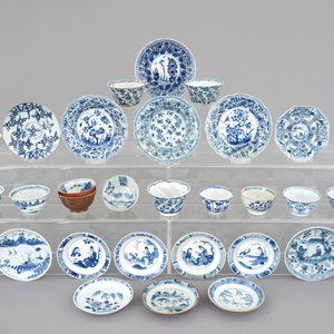 A large collection of Chinese blue and white cups and saucers, mostly Kangxi, 18th C. — photo 1