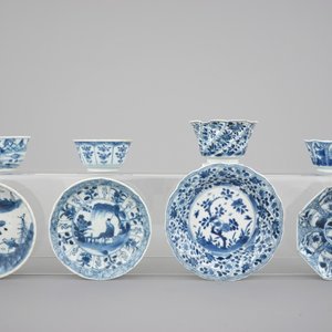 A large collection of Chinese blue and white cups and saucers, mostly Kangxi, 18th C. — photo 3