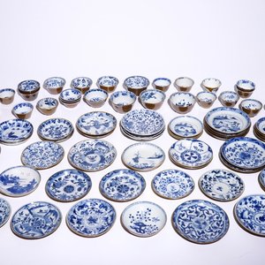 A large collection of Chinese blue and white on capucin brown ground cups and saucers, Kangxi/Qianlong — photo 1