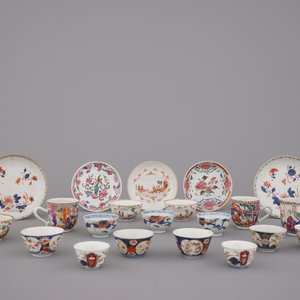 A large collection of Chinese export porcelain cups and saucers, 18th C. — photo 1
