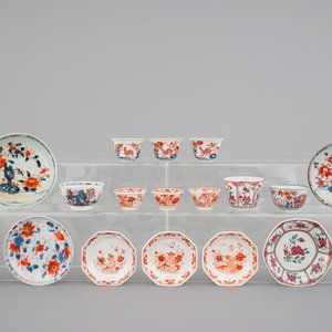 A large collection of Chinese famille rose, iron red and imari cups and saucers, 18th C. — 照片 1