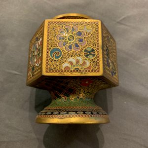 A large collection of Japanese cloisonné and studio pottery, Meiji/Showa, 19/20th C. — photo 26
