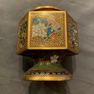 A large collection of Japanese cloisonné and studio pottery, Meiji/Showa, 19/20th C. — photo 28