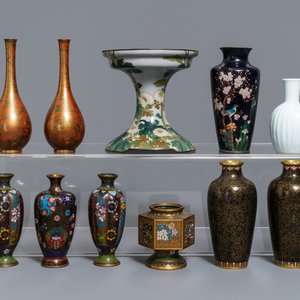 A large collection of Japanese cloisonné and studio pottery, Meiji/Showa, 19/20th C. — photo 3
