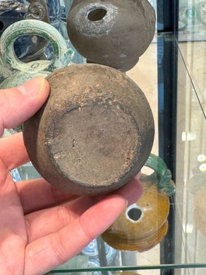 A large collection of nineteen Vietnamese stoneware lime pots, 14th C. and later — 照片 11
