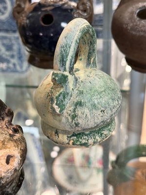 A large collection of nineteen Vietnamese stoneware lime pots, 14th C. and later — 照片 18