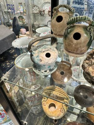 A large collection of nineteen Vietnamese stoneware lime pots, 14th C. and later — 照片 3