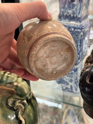 A large collection of nineteen Vietnamese stoneware lime pots, 14th C. and later — 照片 33