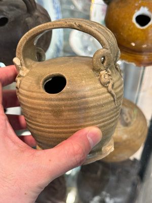 A large collection of nineteen Vietnamese stoneware lime pots, 14th C. and later — 照片 40