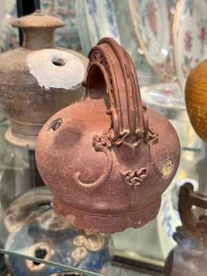 A large collection of nineteen Vietnamese stoneware lime pots, 14th C. and later — 照片 48